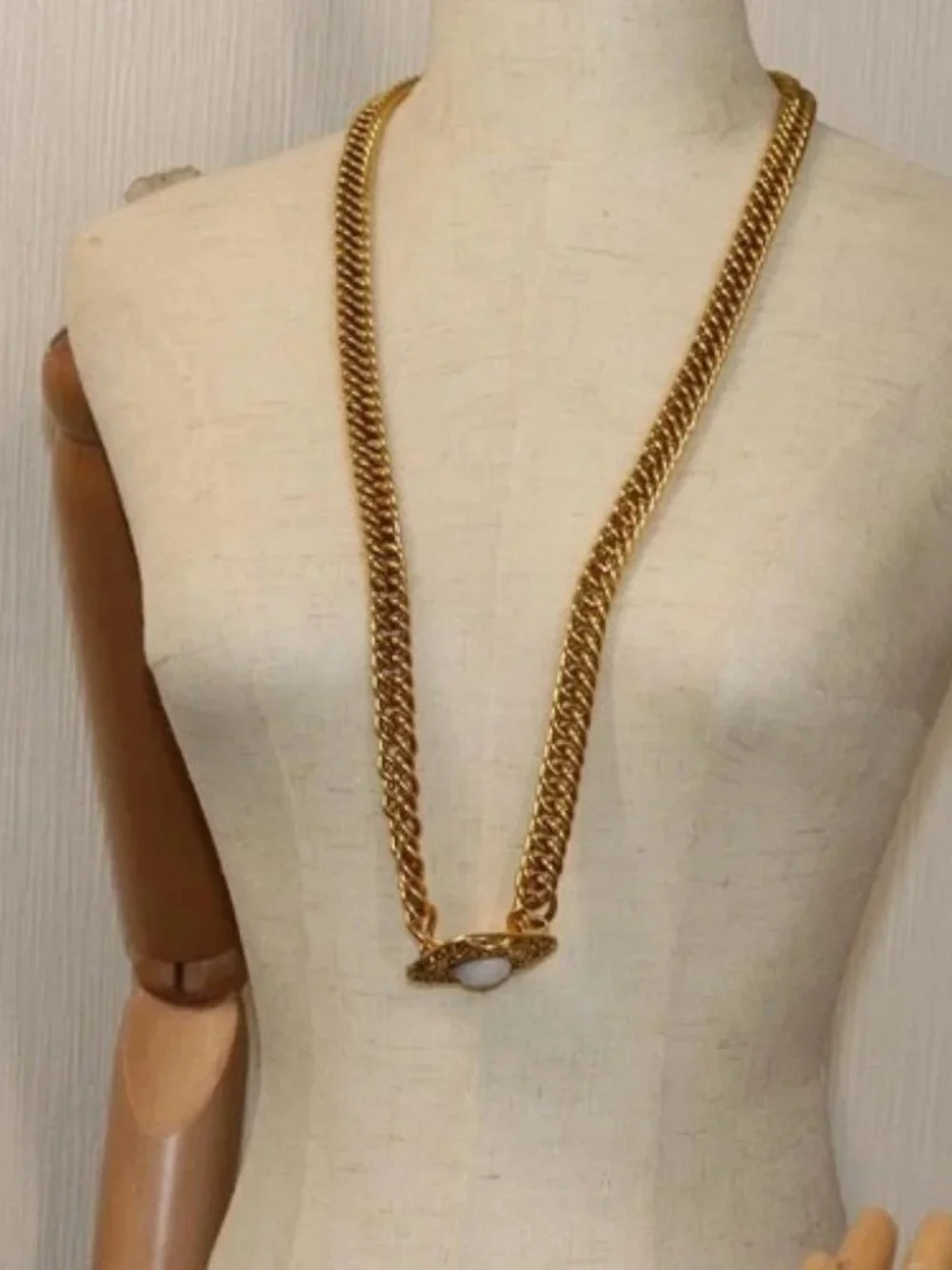 CHANEL brand	chanel color	gold